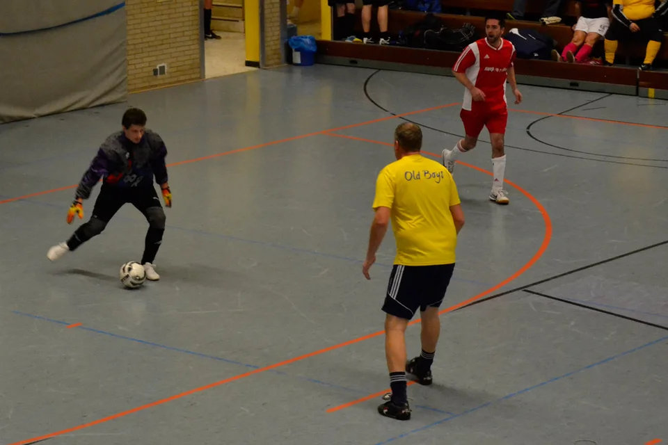 Kölner gegen Gladbacher: Bodo Illgner gegen Arie van Lent (fälschlicherweise oft auch Thorsten Prangenberg genannt) Kölner gegen Gladbacher: Bodo Illgner gegen Arie van Lent (fälschlicherweise oft auch Thorsten Prangenberg genannt)