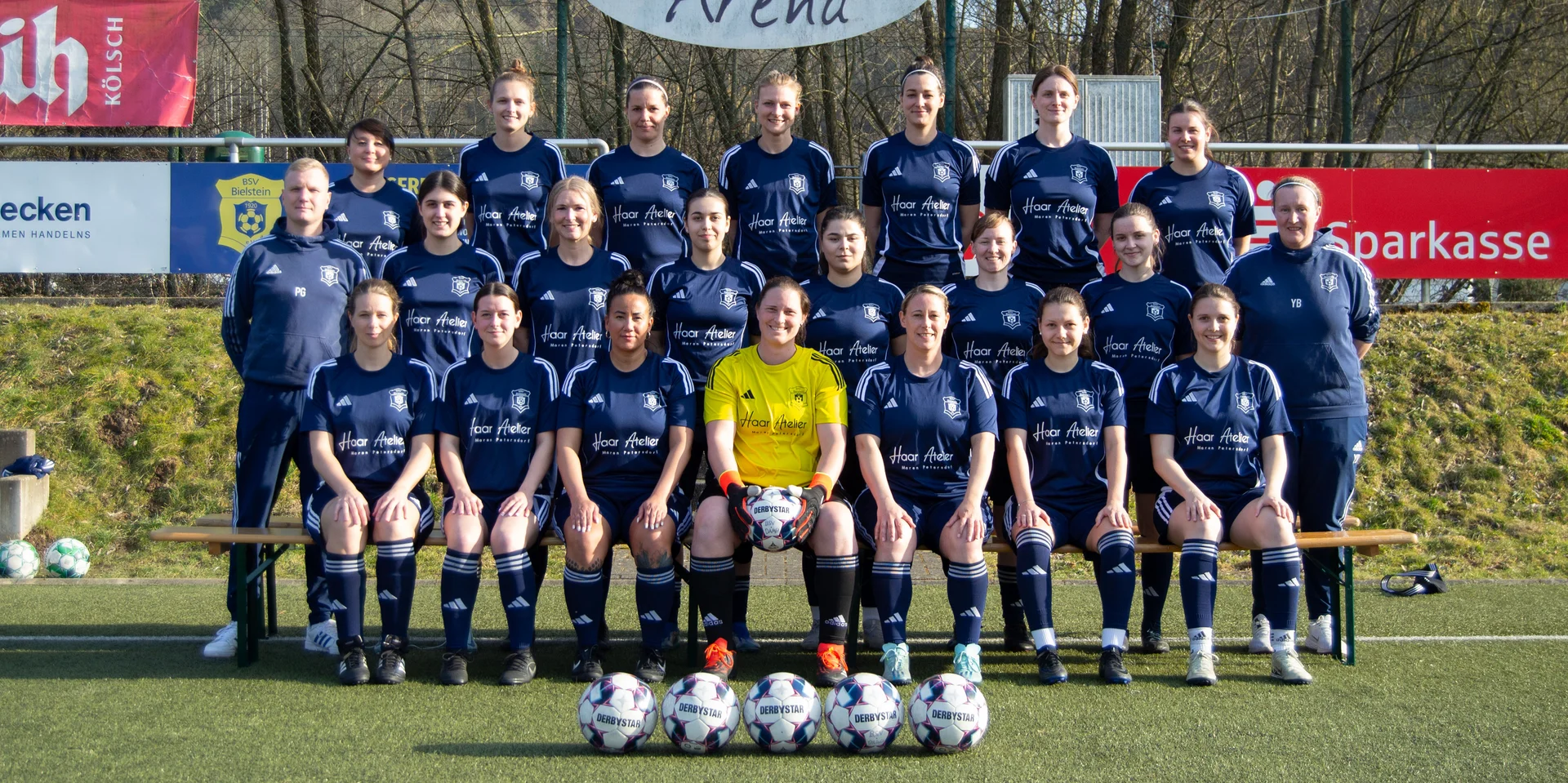 Die Damenmannschaft des BSV Viktoria Bielstein um Trainer Peter Gläser