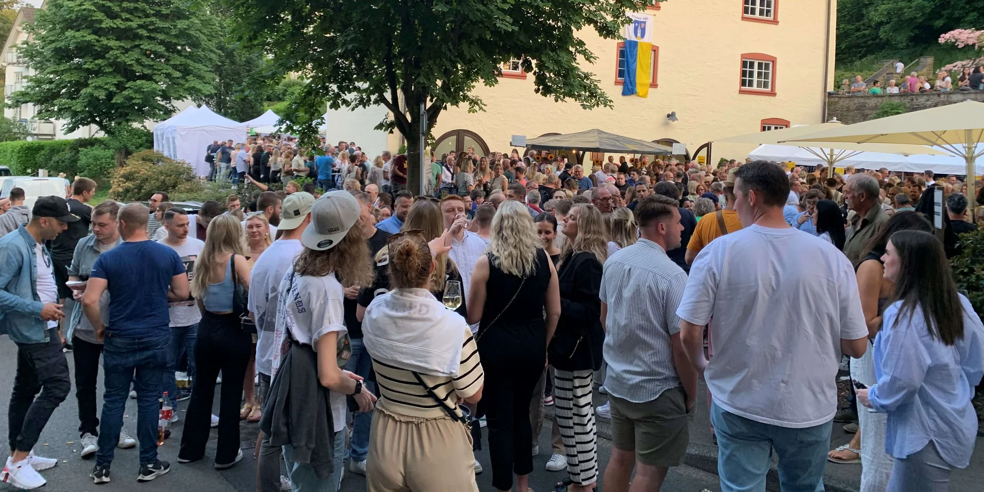Das Weinfest am Burghaus in Bielstein ist bei Jung & Alt sehr beliebt