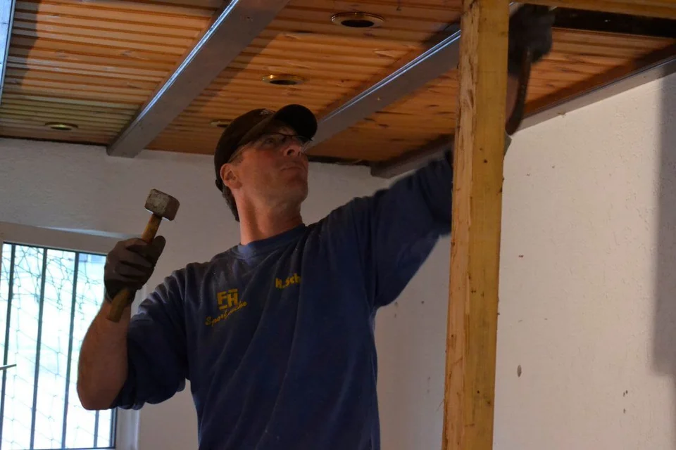 Holger Schulte beim Ausreißen der Trennwand Holger Schulte beim Ausreißen der Trennwand