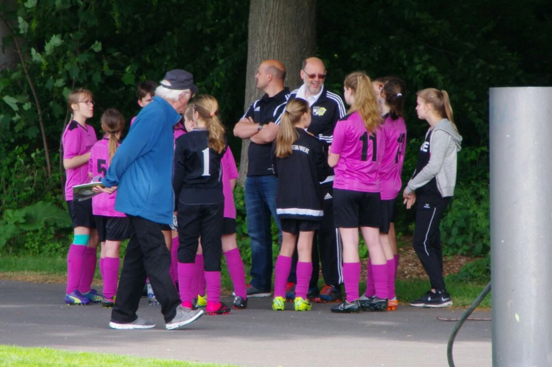 Die Mädchen lauschen den Anweisungen der Trainer Franz Blaes und Daniel Prückl