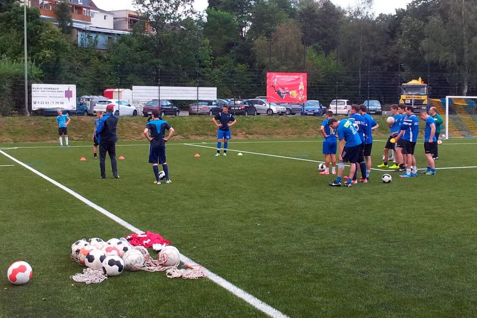 Das erste Training auf dem neuen Sportplatz bleibt Vielen sicherlich noch lange in Erinnerung, sowohl der Ersten ...