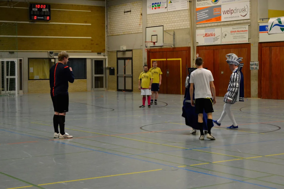 Mit einer List überraschte das Prinzenpaar das gesamte Team der Old Boys und schoss von der Mittellinie einfach mal auf's Tor Mit einer List überraschte das Prinzenpaar das gesamte Team der Old Boys und schoss von der Mittellinie einfach mal auf's Tor