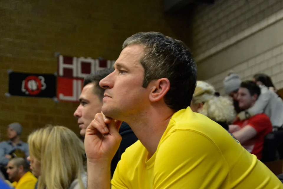 Konzentrierter Blick: Kai folgt dem Treiben auf dem Hallenparkett Konzentrierter Blick: Kai folgt dem Treiben auf dem Hallenparkett