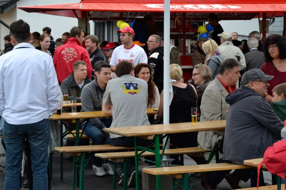 Gegen 17 Uhr füllte sich die Sportanlage immer mehr