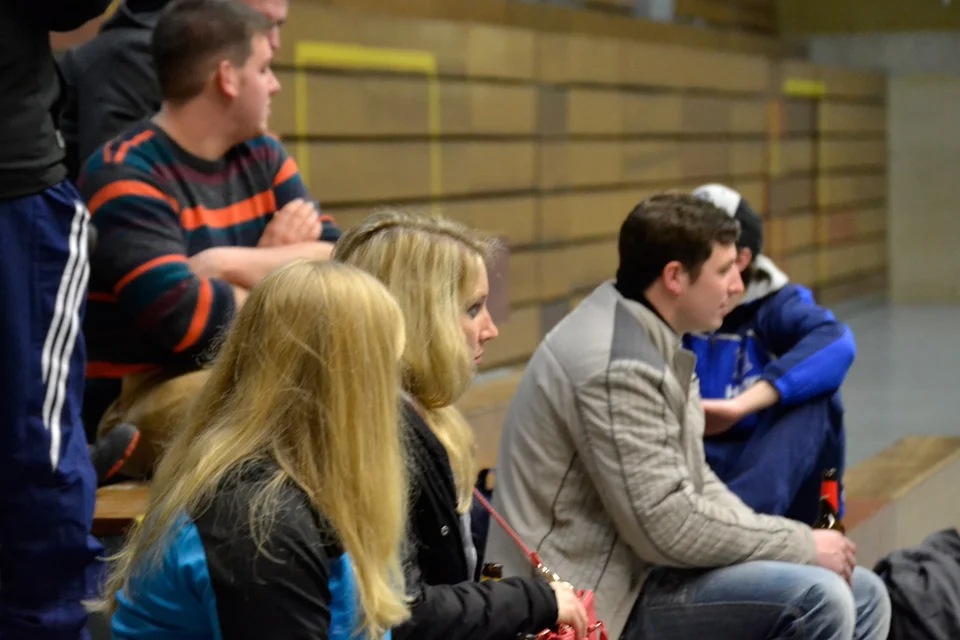 Entspannungs-Bier: die erwachsenen Mitglieder genossen ihr Früh bzw. Krombacher nach Beendigung ihrer sportlichen Aktivitäten Entspannungs-Bier: die erwachsenen Mitglieder genossen ihr Früh bzw. Krombacher nach Beendigung ihrer sportlichen Aktivitäten