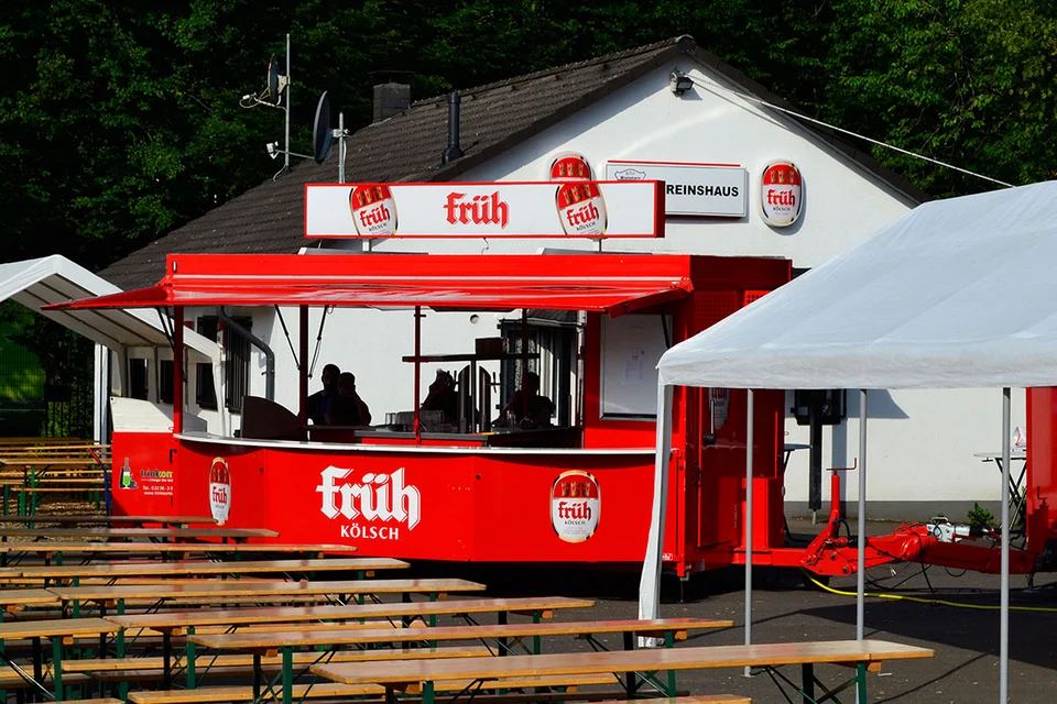 Geräumig: die großen Getränkewagen der Früh Kölsch-Brauerei Geräumig: die großen Getränkewagen der Früh Kölsch-Brauerei