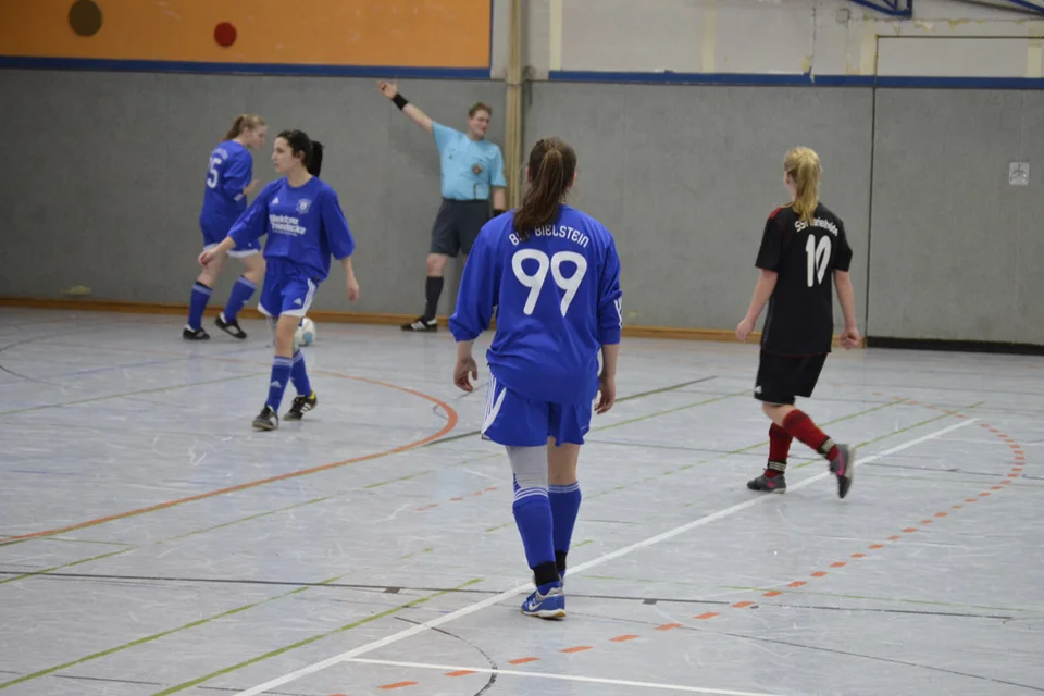 Vanessa Heinrich, Jenny Völker und Annalena Müllenmeister interpretieren den Pfiff des Schiedsrichters sehr unterschiedlich