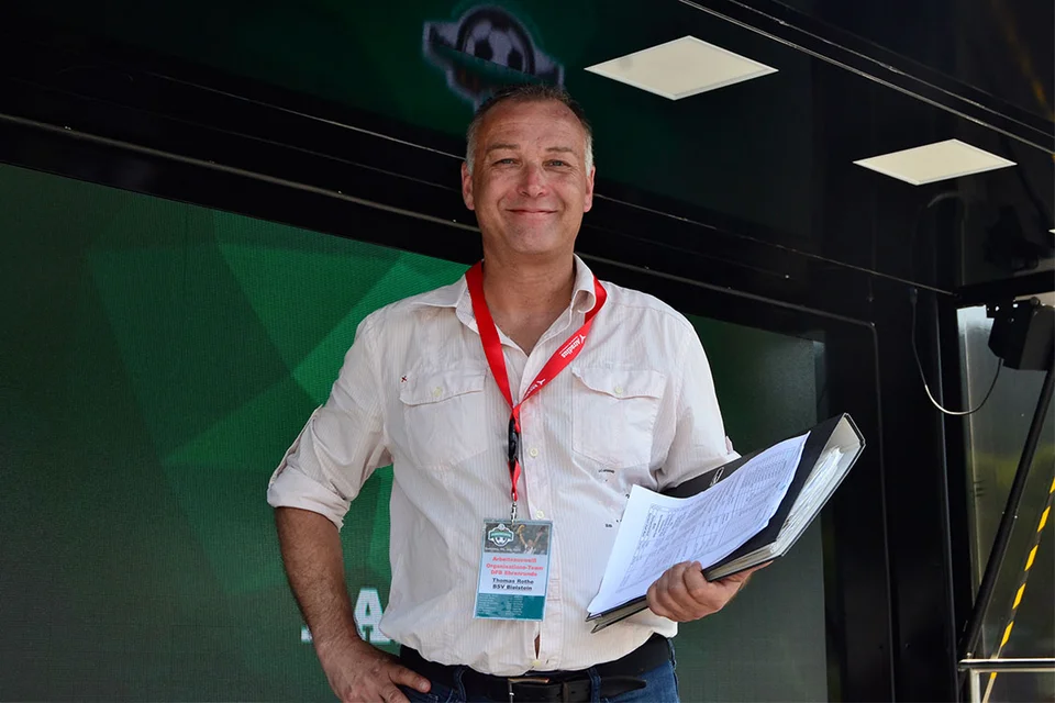 Zufrieden: Thomas Rothe bei der Einlasskontrolle der Ehrengäste Zufrieden: Thomas Rothe bei der Einlasskontrolle der Ehrengäste