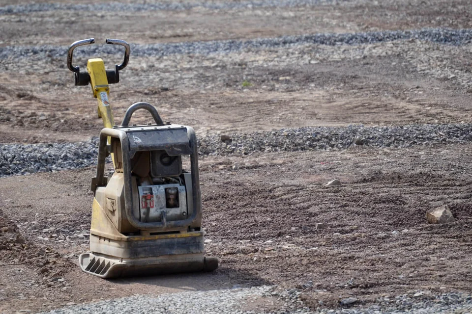 Kleine Walze: Mit diesem süßen Gerät wurden die ersten Flächen des neuen Platzes platt gewalzt