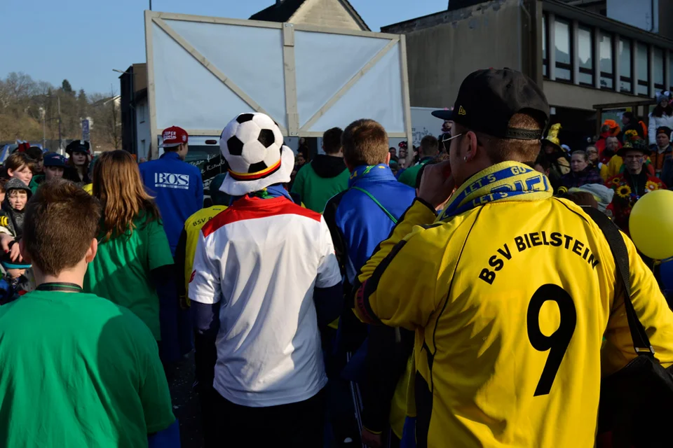 Einer der Aufpasser: Ronnie Schmidt läuft in der Nähe der Jugendspieler und steht für Rückfragen jederzeit zur Verfügung Einer der Aufpasser: Ronnie Schmidt läuft in der Nähe der Jugendspieler und steht für Rückfragen jederzeit zur Verfügung