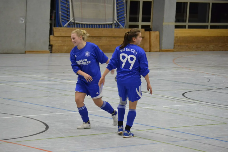 Sarah Kapp und Annalena Müllenmeister freuen sich über das Schützenfest gegen Rösrath