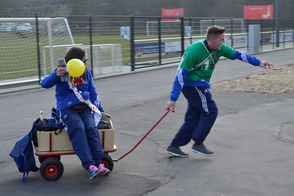 Kleines Bollerwagenrennen: Jan Böhl und Julia Fuchs ... Kleines Bollerwagenrennen: Jan Böhl und Julia Fuchs ...