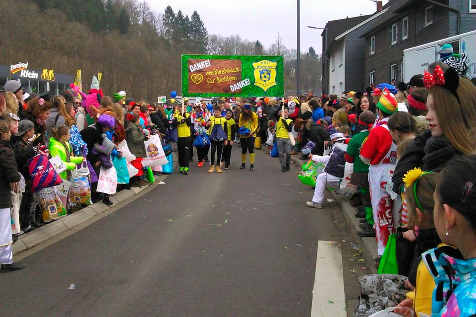 Wie schon im letzten Jahr ging der Verein auch in diesem Jahr an erster Position im Zug vorneweg Wie schon im letzten Jahr ging der Verein auch in diesem Jahr an erster Position im Zug vorneweg