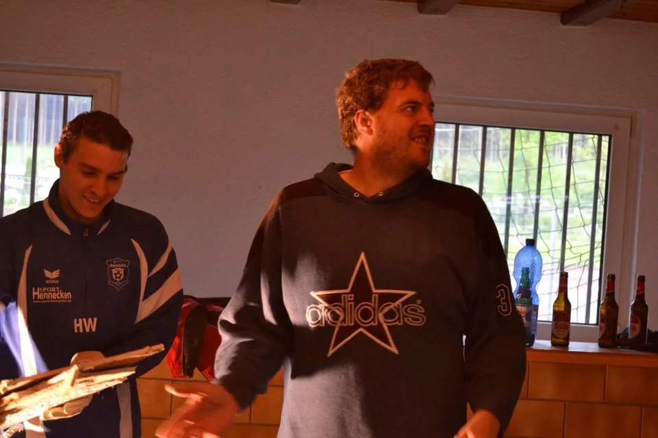 ... und lacht sich danach über einen lockeren Spruch von Hansi Wölfel kaputt ... und lacht sich danach über einen lockeren Spruch von Hansi Wölfel kaputt