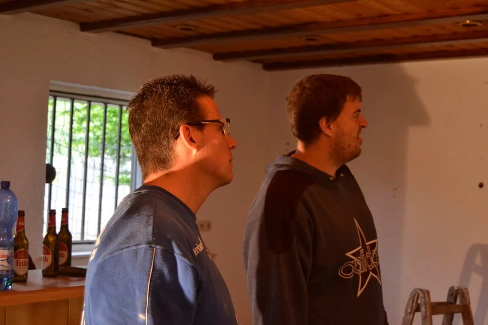 Thomas Knoblich und Carsten Fricke gucken gebannt zu Thomas Knoblich und Carsten Fricke gucken gebannt zu