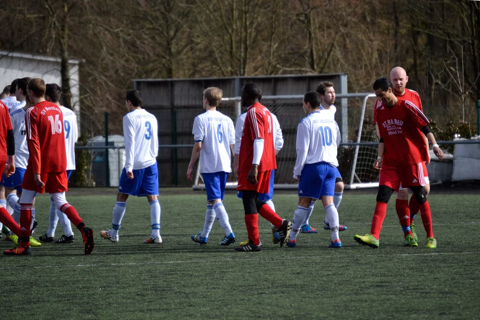 Fairplay vor dem Spiel: das Abklatschen der Gegner gehört mittlerweile zur üblichen Zeremonie einer jeden Partie Fairplay vor dem Spiel: das Abklatschen der Gegner gehört mittlerweile zur üblichen Zeremonie einer jeden Partie