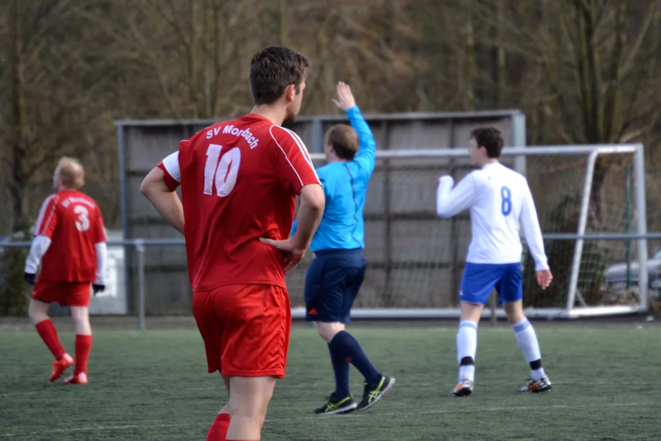 Ziemlich blass: der Kapitän des SV Morsbach wurde von der Verteidigung weitestgehend abgemeldet Ziemlich blass: der Kapitän des SV Morsbach wurde von der Verteidigung weitestgehend abgemeldet