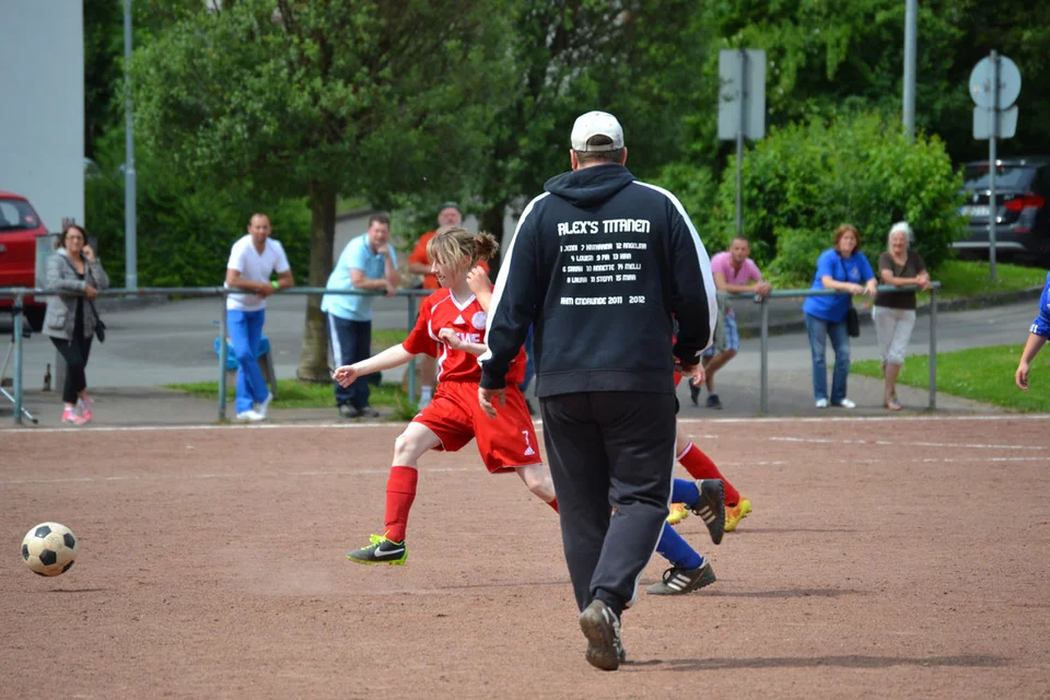 Klarer Vorteil im Antritt: Jacy läuft ihrer Gegenspielerin davon Klarer Vorteil im Antritt: Jacy läuft ihrer Gegenspielerin davon