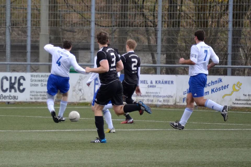 Ganz wichtiger Spieler in der noch sehr jungen Mannschaft: Hansi Wölfel hier im Zweikampf mit einem Wildbergerhütter Gegenspieler Ganz wichtiger Spieler in der noch sehr jungen Mannschaft: Hansi Wölfel hier im Zweikampf mit einem Wildbergerhütter Gegenspieler