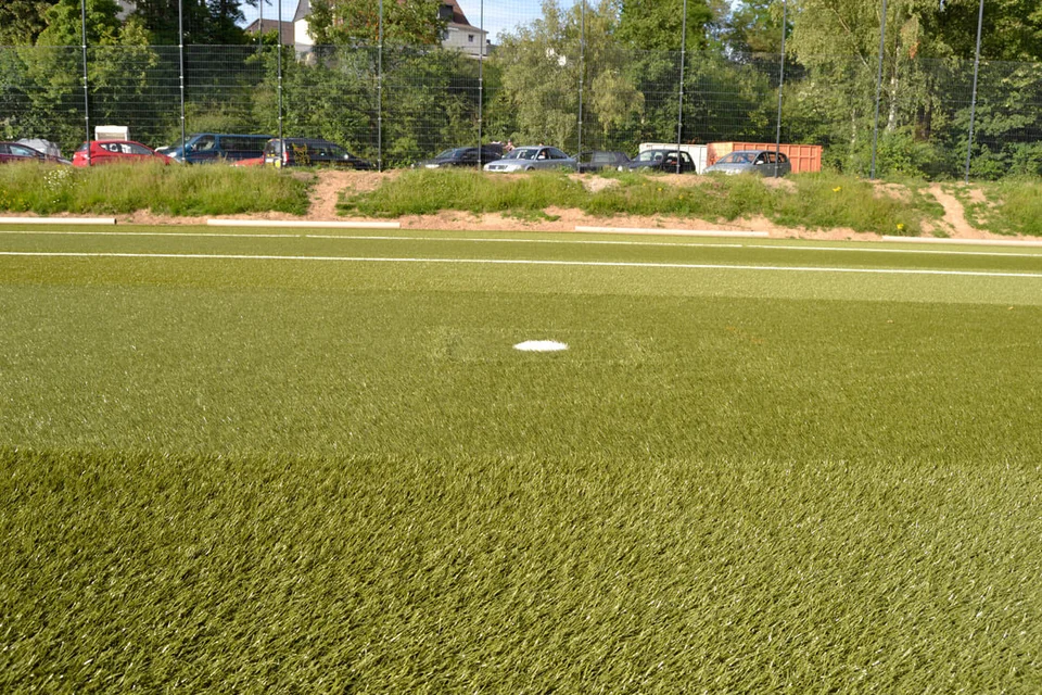 Wird in den kommenden Jahren sicherlich das eine oder andere Standbein begrüßen können: der Elfmeterpunkt des neuen Kunstrasens