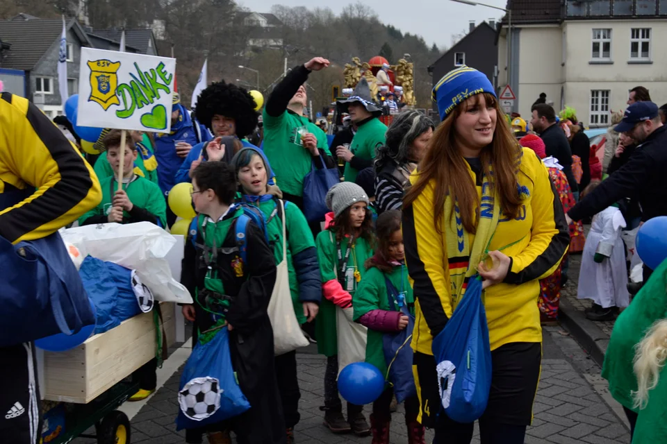 Ob groß, ob klein: alle hatten sie ihren Spaß beim Verteilen der Kamelle Ob groß, ob klein: alle hatten sie ihren Spaß beim Verteilen der Kamelle