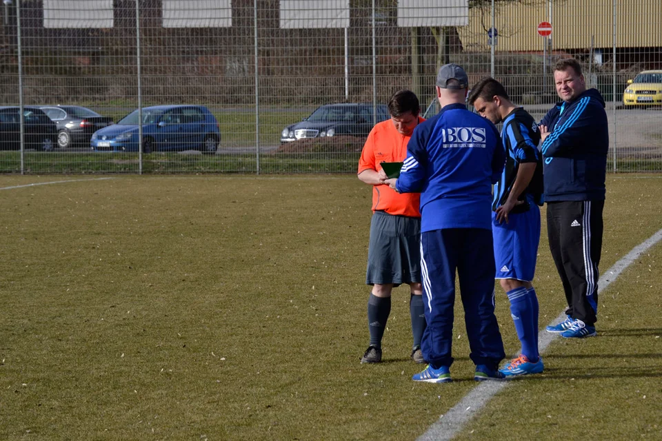 Auswechslung: Viktor Adam ersetzt den noch nicht wieder ganz fitten Florian Backes Auswechslung: Viktor Adam ersetzt den noch nicht wieder ganz fitten Florian Backes