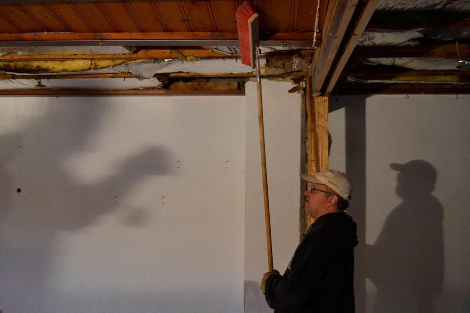 Schönes Schattenbild: Ede Noreikat stabilisiert die Deckenkonstruktion ... Schönes Schattenbild: Ede Noreikat stabilisiert die Deckenkonstruktion ...