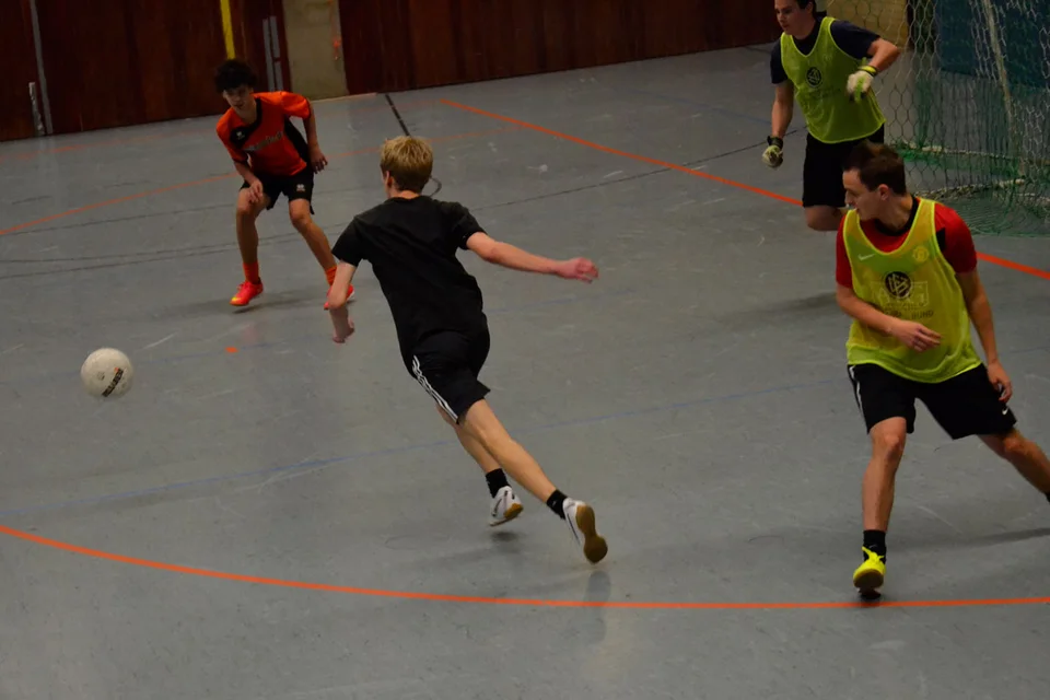 Nicht zu stoppen: Benjamin Gries im Zweikampf mit Felix Bröcher Nicht zu stoppen: Benjamin Gries im Zweikampf mit Felix Bröcher