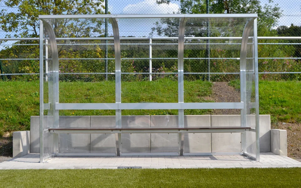 Lässt sich gut drauf sitzen: die neuen Auswechselbänke machen selbst die Reservistenrolle schmackhaft