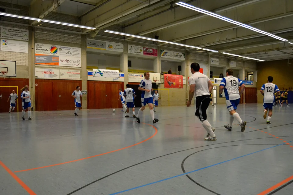 Vorbildlich: als eine der wenigen Mannschaften wärmte sich Soennecken vor Spielbeginn geschlossen als Mannschaft auf Vorbildlich: als eine der wenigen Mannschaften wärmte sich Soennecken vor Spielbeginn geschlossen als Mannschaft auf