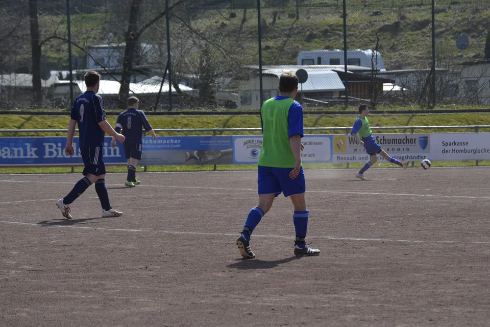 Günther Schäfer beobachtet Sven Wagener bei einem Rückpass