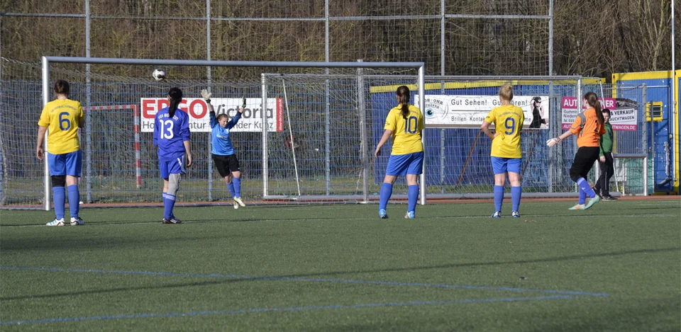 Aushilfs-Torhüterin Vivian trat zu einem Elfmeter an, verwandelte ... Aushilfs-Torhüterin Vivian trat zu einem Elfmeter an, verwandelte ...