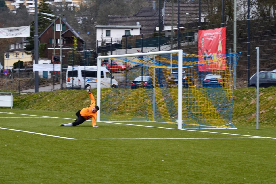 ... der hier den Elfmeter von Patrick Weßel passieren lassen muss ... der hier den Elfmeter von Patrick Weßel passieren lassen muss