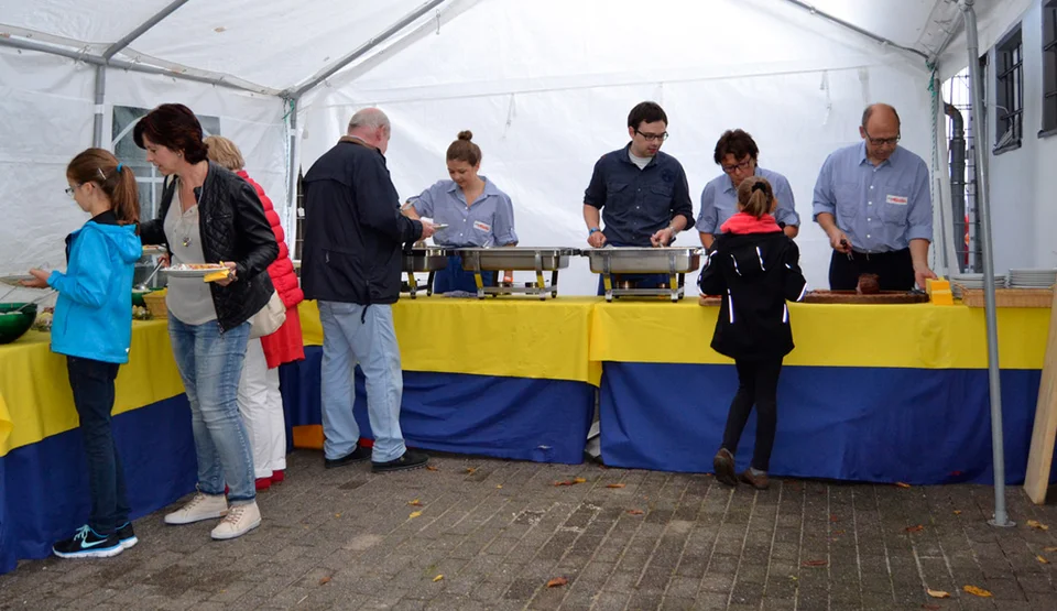 Familienangelegenheit: die Familie Müller verteilte das Essen an die VIP-Kunden