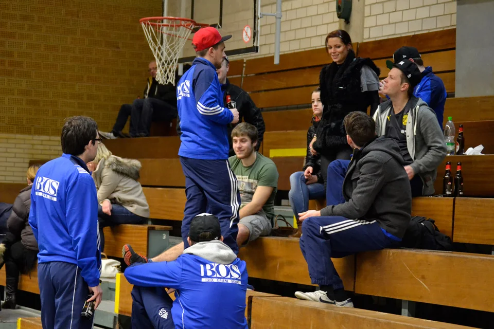 Warten auf's Essen: einige wenige Mitglieder bestellten sich noch Pizza in die Sporthalle Warten auf's Essen: einige wenige Mitglieder bestellten sich noch Pizza in die Sporthalle