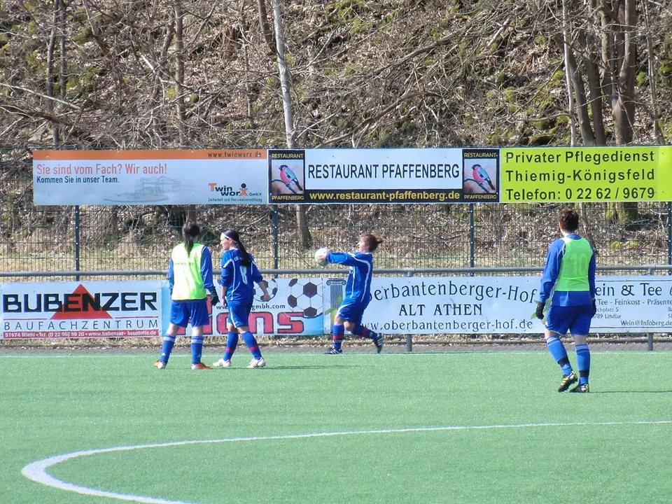 Jenny und Melina beobachten eine Kölnerin beim Einwurf