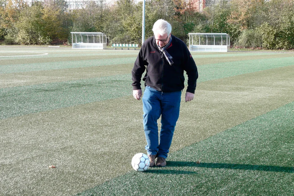 Kann auch in Wanderschuhen mit dem Ball umgehen: Lothar Vollmer