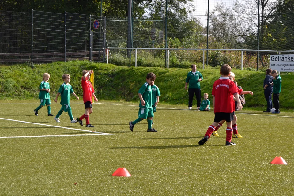 Der Ball ist weg, es lebe der Ball: die Kinder des TuS Homburg Bröltal und BV Drabenderhöhe hatten auch ohne Ball ihren Spaß Der Ball ist weg, es lebe der Ball: die Kinder des TuS Homburg Bröltal und BV Drabenderhöhe hatten auch ohne Ball ihren Spaß