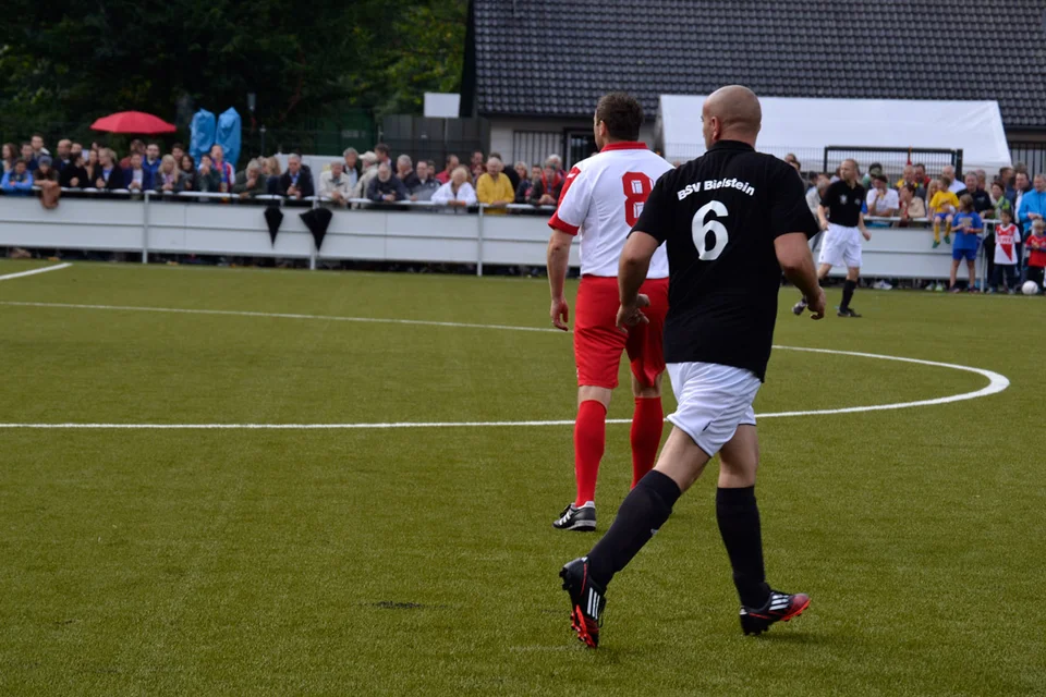 Unter Beobachtung: Jörg Große bewacht seinen Gegenspieler Dirk Lottner