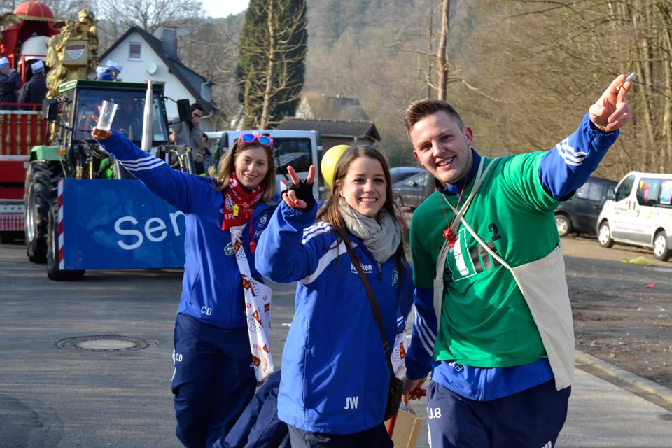Peace: Carina Drebelhof, Jacqueline Weißenfels und Jan Böhl haben ihren Spaß Peace: Carina Drebelhof, Jacqueline Weißenfels und Jan Böhl haben ihren Spaß