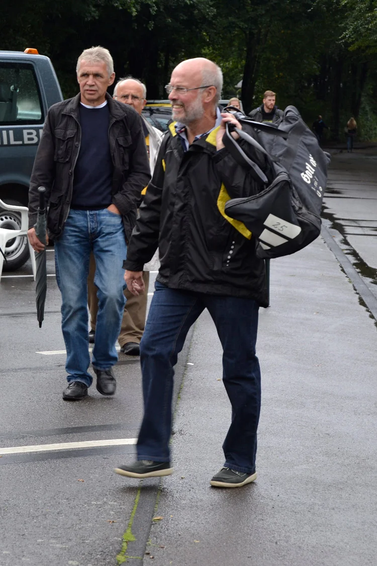 Ein Bild wie aus alten Tagen: Reiner Klocke mit Sporttasche