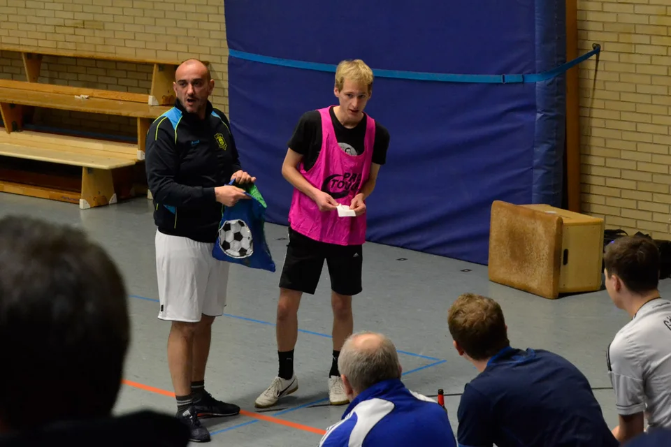 Gemeinsam mit Jugendleiter Jörg Große zog Losfee Benjamin Gries die Mannschaften Gemeinsam mit Jugendleiter Jörg Große zog Losfee Benjamin Gries die Mannschaften