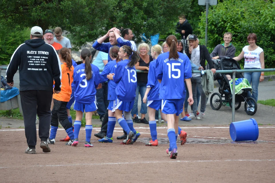 ... und empfing die Glückwunsche ... ... und empfing die Glückwunsche ...