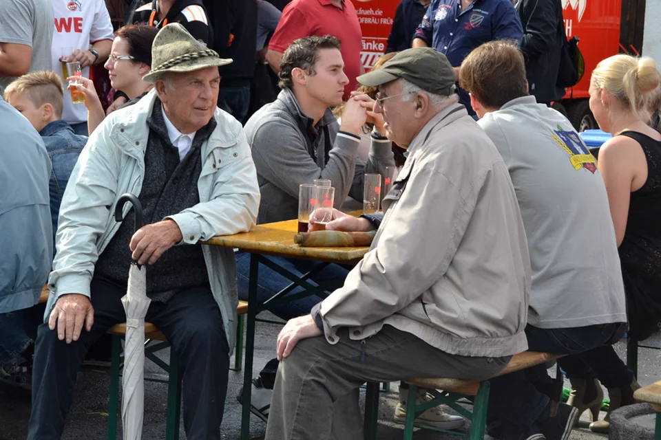 Die ältere Generation war froh, sich zwischenzeitlich auch mal hinsetzen zu können