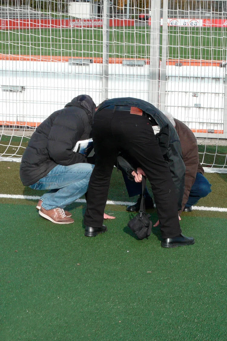 Mit Gefühl: Christof Fries, Burkhardt Klein und Lothar Vollmer tasten den Platz ab