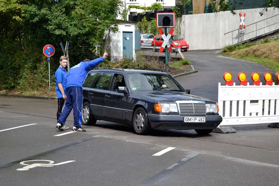 Hansi Wölfel und Shahin Bagherzadeh mimten die Parkplatzwächter und wiesen die Besucher ob der aktuellen Parkplatzsituation ein