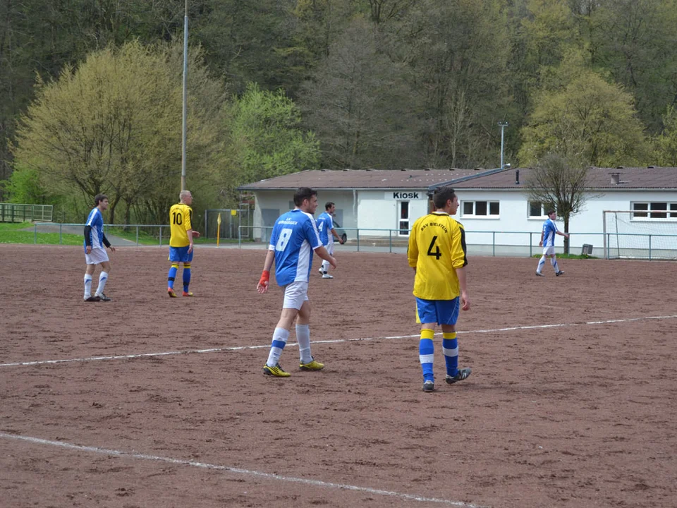 Pascal Nohl und Marcel Sesto erwarten einen langen Ball Pascal Nohl und Marcel Sesto erwarten einen langen Ball
