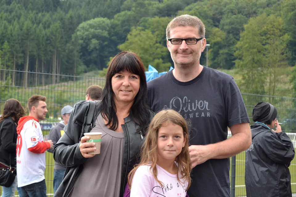 Herzensgute Menschen: Frau, Kind und Herr Funke lächeln nicht nur für die Kamera