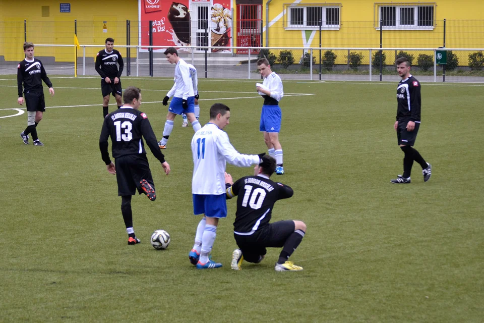 Faire Geste: Giuliano Strazzanti hilft seinem Gegenspieler hoch, der ihn zuvor gefoult hatte Faire Geste: Giuliano Strazzanti hilft seinem Gegenspieler hoch, der ihn zuvor gefoult hatte